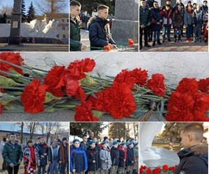 Возложение венков и цветов к памятнику "Наступление"